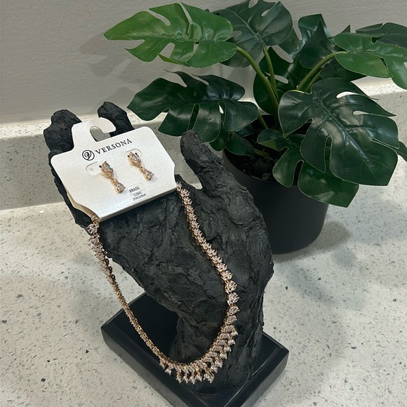 Versona cubic Zirconia earrings and necklace - Picture 2 of 4